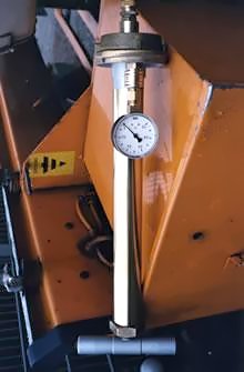 Vakuumprüfpumpe mit Vakuummeter im Einsatz an einem Tankfahrzeug